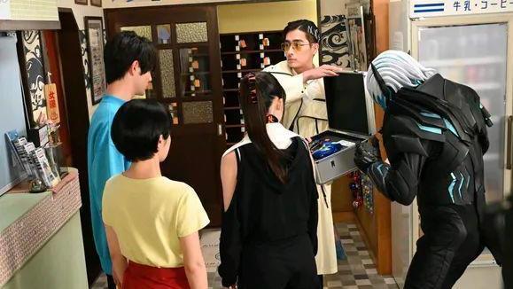 |假面骑士Revice第42话先行图公开，狩崎主动送上腰带