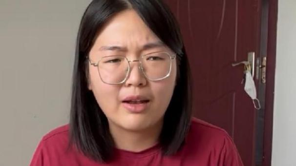 职场故事|女毕业生吃饭哭诉，两年被裁员三次，调侃自己是“招裁猫”