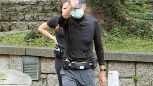 黎姿|50岁黎姿素颜登山！皮肤白嫩光滑似少女，站洞穴里双手叉腰太霸气