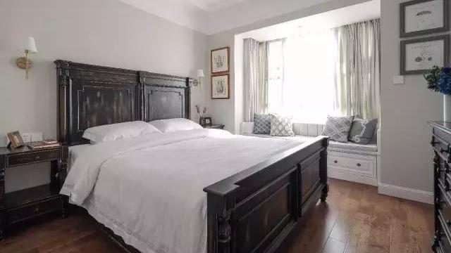 卧室带飘窗，窗帘装在卧室内还是飘窗中？你选对了吗？