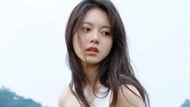 00后|00后女星赵今麦湖畔写真半露香肩！肤白貌美性感迷人