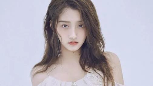 关晓彤|白色丝袜搭配公主裙，沉沦下去的关晓彤，网友：完美女神！