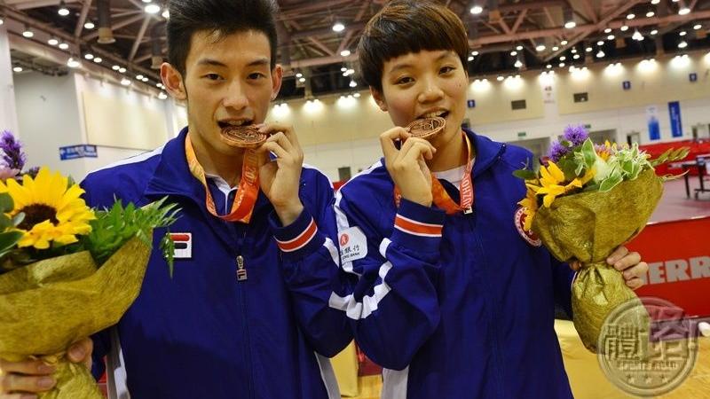 麦基|中国香港组合“抗日”成功，3-0横扫张本早田，晋级混双半决赛！