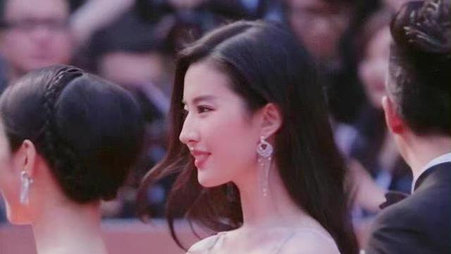 SNH48|娱记问刘亦菲：“你裙子的后背都没有布，应该不贵吧？”