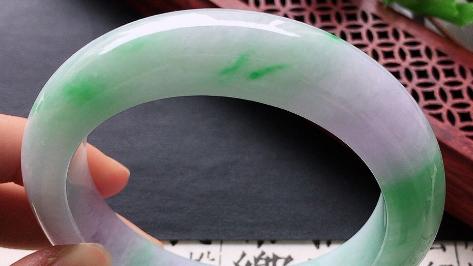 翡翠|翡翠中的春带彩指什么，顶级颜色相融合，价值不可估量。