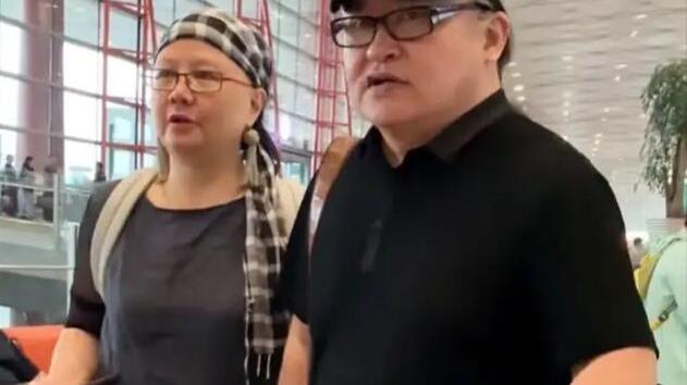 刘欢|刘欢夫妻俩走机场，老婆素颜太真实了，双手抱着走路一看就强势