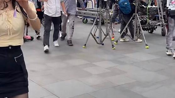 韩童生|66岁韩童生在深圳拍戏，路人纷纷围观拍摄：他拍的家庭剧很搞笑