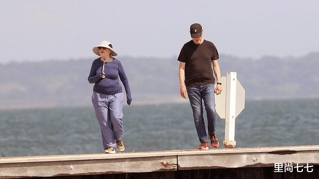 希拉里|克林顿夫妇生活照罕曝光，73岁希拉里累得走不动，瘫坐路边休息