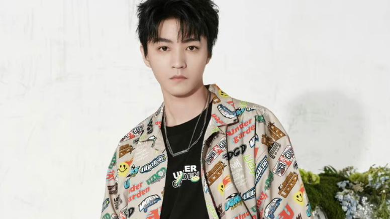 冰封|王俊凯大学老师称，小凯边拍《重生之门》边写论文，侧面澄清谣言