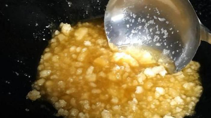 冰糖|炒糖色总失败？牢记几个窍门，糖色红亮不发苦，做出的菜美观好吃