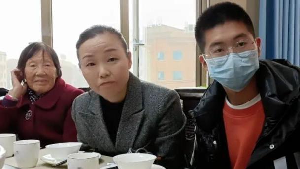 珠海|孙海洋带全家去珠海“看日出”，孙卓姐弟互相偎依，孙辉太调皮