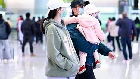 郑恺|郑恺一家三口现身机场：女儿小脸超可爱，和苗苗穿配套情侣鞋