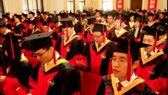 华中科大教授出名了, 担任10年博导无人毕业, 究竟是谁不合格?