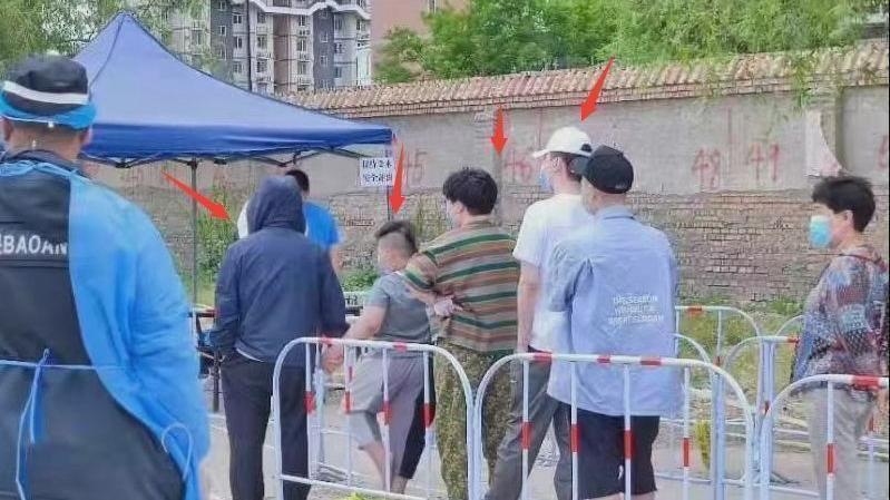 郭德纲|郭德纲一家出门做核酸，小儿子安迪造型抢镜，王惠双手叉腰显霸气