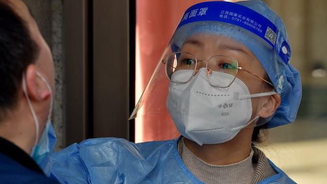 |“核酸采样员”抢手：薪酬1000元/天，不仅有年终奖还有免费住宿