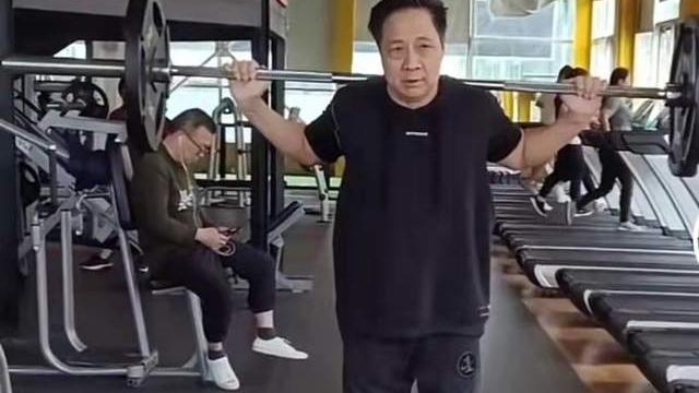 胡明轩|胡明轩母亲久违现身！年过50依然年轻，大15岁老公身体健硕当教练