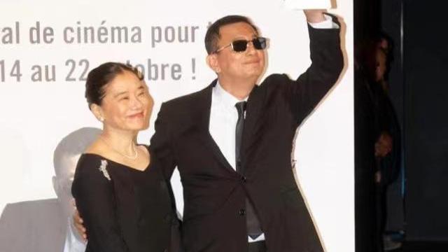 穿衣搭配|王家卫携妻现身甜蜜撒糖，两人情侣装现身颁奖典礼，羡煞旁人