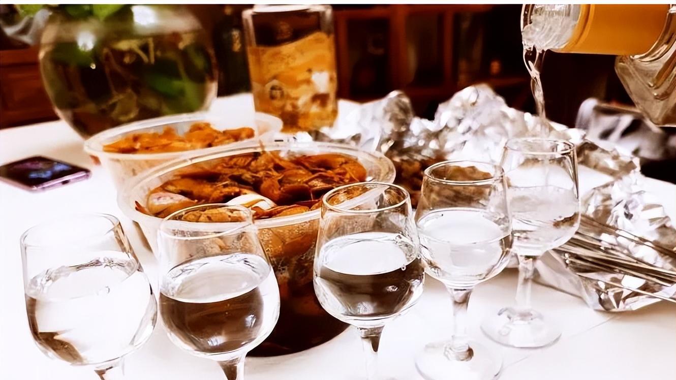 芯片|轮到你敬酒时，不会说场面话？这3句万能话术，别人对你刮目相看