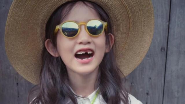 孙莉|孙莉晒女儿戴墨镜草帽凹造型，黄少艾8岁就有手机，豁牙笑很喜感