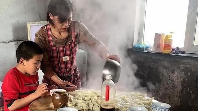 千层饼|东北女子把饺子摊在桌子上吃，饮食习俗引起网友争议，你怎么看？
