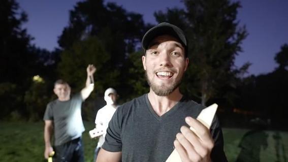 外国博主造了座房子之后灌满水，就为体验金鱼在鱼缸里的生活，好想象力！