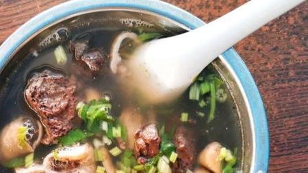 鱼头|福建大哥做重口味美食，20一碗日卖500碗，刮台风客人也来吃