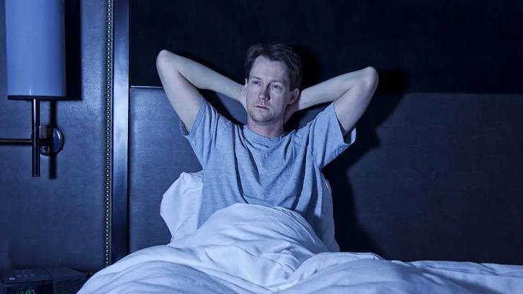 失眠|睡觉时尽量把脚露在外面，有什么作用？医生：常失眠，或与肝有关