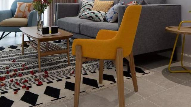 朋友真会装修，客厅装得这么漂亮，看得我都不想走了！