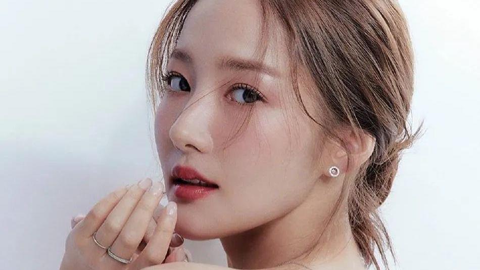 朴敏英|韩国女星朴敏英登杂志超甜美！雪肤玉貌太性感惊艳