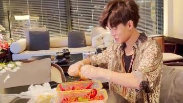 工作室|任嘉伦工作室粉丝破百万，吃龙虾福利来袭，还答应大家一个愿望