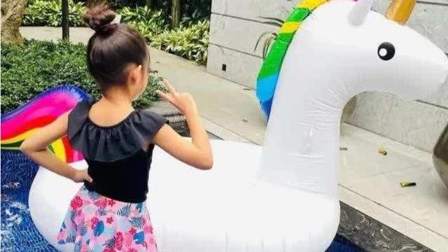 周杰伦|周杰伦晒出女儿罕见近照，在泳池边玩耍，丸子头发量惊人