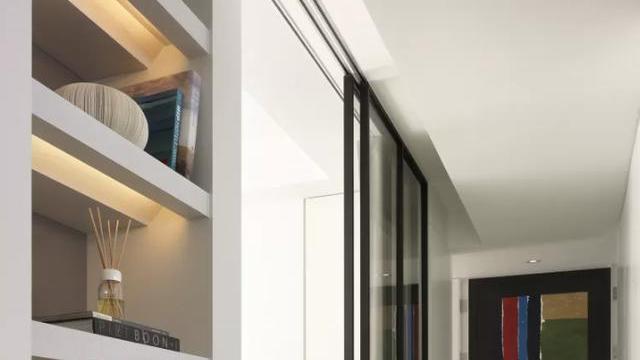 同样是长走道式玄关，她家不用老一套，一侧打榻榻米，多一份惬意