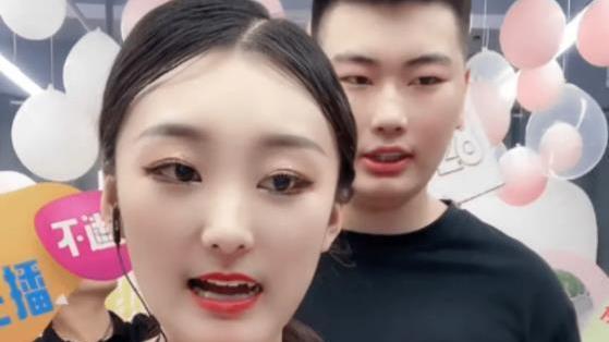 大衣哥|大衣哥顶烈日搬东西，小伟只看着却不帮忙，网友：单手插兜像个爷