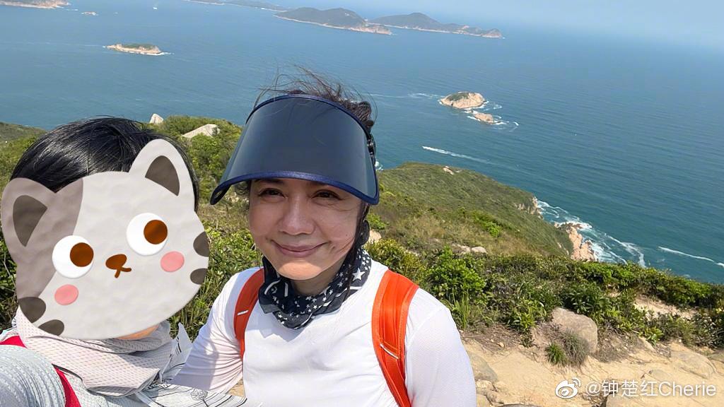 钟楚红|钟楚红爬山自拍不怕展示鱼尾纹，网友点赞优雅地老去最佳代表