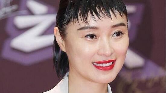 西装|陈建斌旧爱得罪造型师了？西装+薄纱裙又美又仙，刘海却像狗啃的