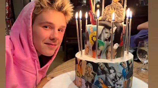 粉色|贝克汉姆17岁小儿子首登封面！一头粉色头发太吸睛，大秀6块腹肌