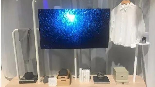 网易云音乐|可用绳子悬挂！松下展示重10kg的55英寸无线OLED电视