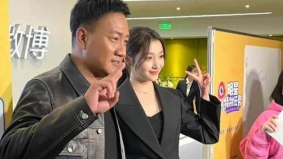 关晓彤|别再说关晓彤“壮”了！路人镜头下的她，身材比例很优越