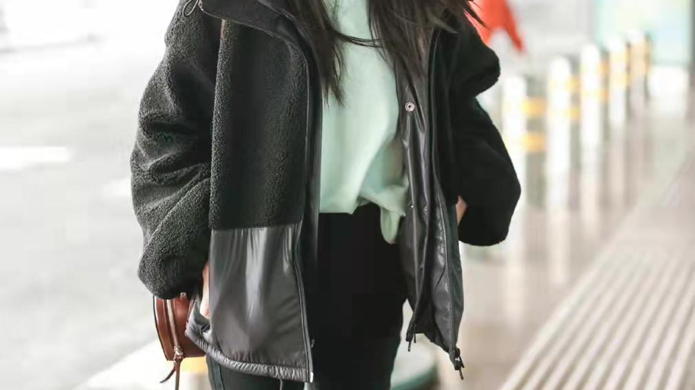 李沁|李沁黑色拼接毛绒外套叠穿薄荷绿T恤和九分裤，清爽干净舒适又好看