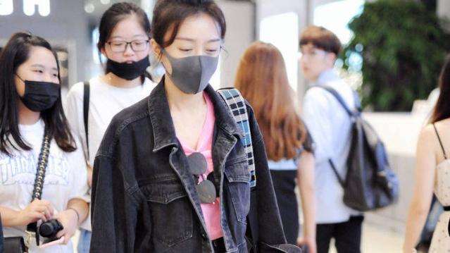 秦岚|“破渔网”的5厘米牛仔裤，秦岚女神的少女风采，网友：爱了！