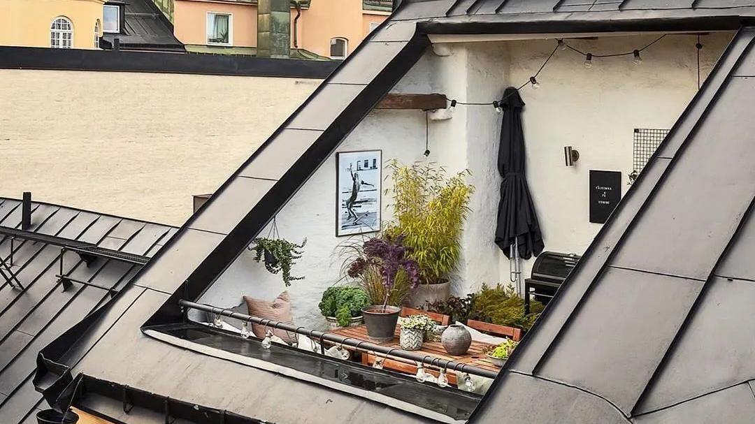 阁楼斜坡难利用？看我朋友艺高人胆大，室内室外打通白得一露台！