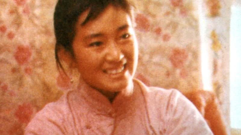 巩俐|56岁巩俐状态绝了！复古红唇超级迷人，网友：巩皇就是巩皇啊