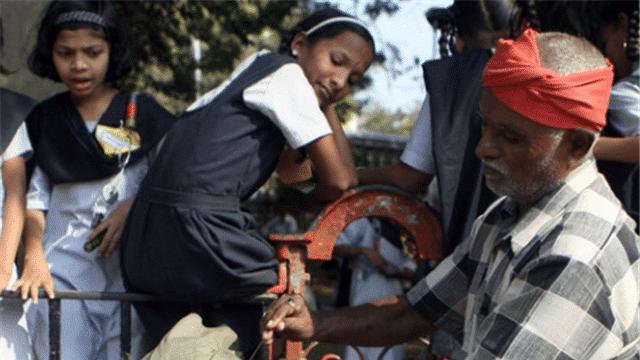 印度|印度街头职业掏耳人，一勺下去怀疑人生，隔着屏幕瑟瑟发抖