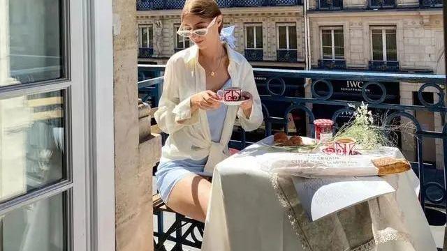 法国女人的阳台简直是视觉盛宴，阳台也可以是一个别有洞天的地方