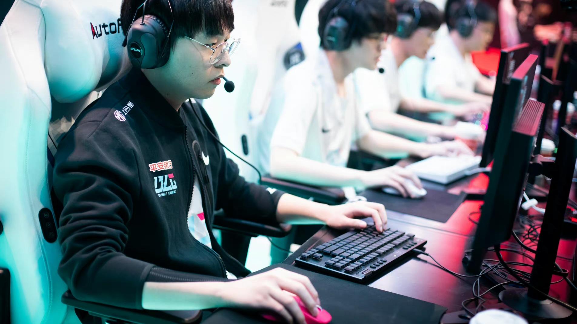 张嘉文|LCK选手年薪被公布，T1全队一年收入上百亿，张嘉文：李哥占大头