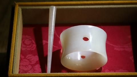 和田玉籽料|和田玉籽料“白玉发箍”