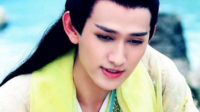 马可|“杀阡陌”马可罕晒照秀幸福，抱1岁儿子春游踏青，父爱满满