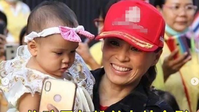 |苏提达新照美颜过度，脸蛋白皙透亮没褶皱，未修图才符合44岁年龄