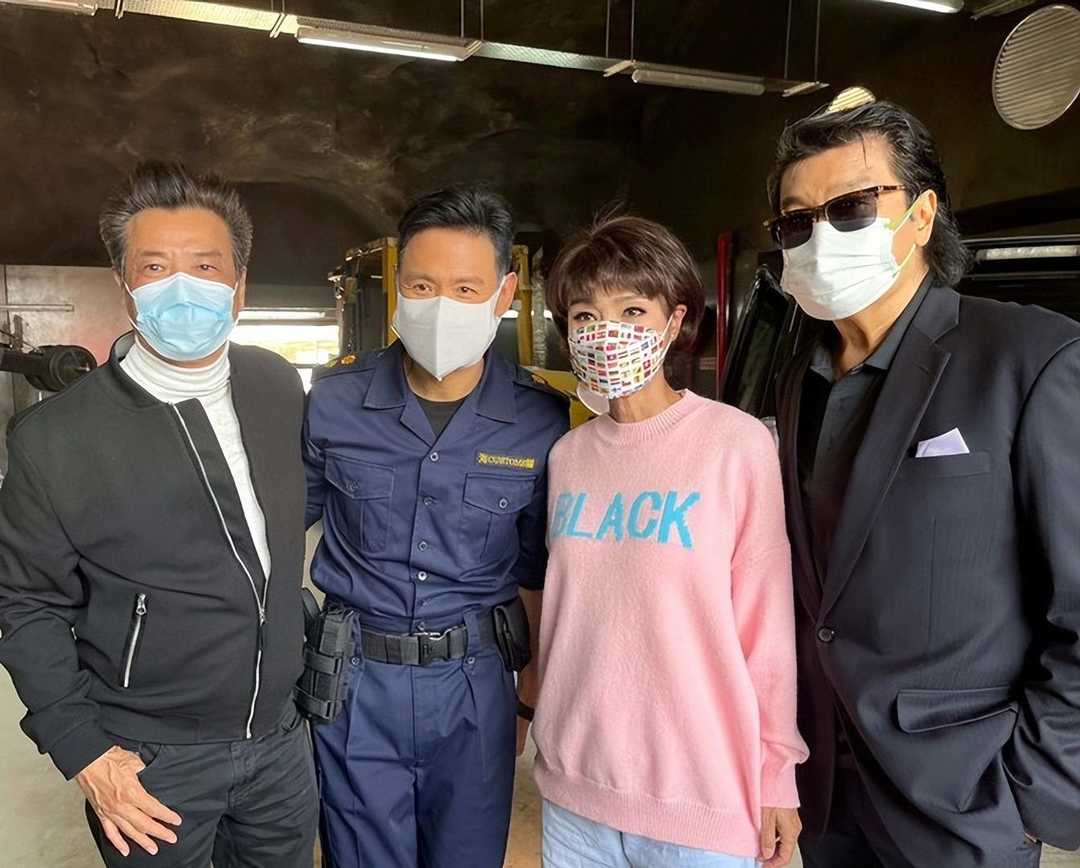 粉色|米雪换新发型太减龄了，剪波波头配粉色卫衣，秒变气质女神