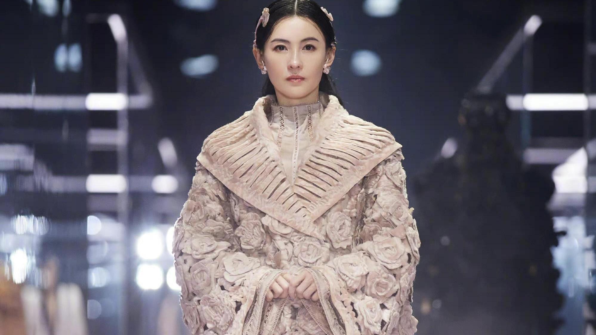 |请让这个发型半永久！张柏芝走秀发型刷屏，花朵针织搭镂空设计